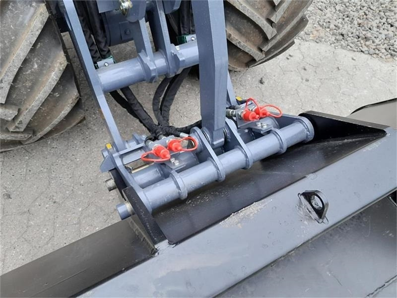 Máy xúc lật mini gấp khúc Eurotrac W12: hình 8 Máy xúc lật mini gấp khúc Eurotrac W12: hình 8