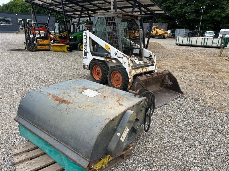 Bobcat 553 - Máy xúc lật đa năng: hình 2 Bobcat 553 - Máy xúc lật đa năng: hình 2