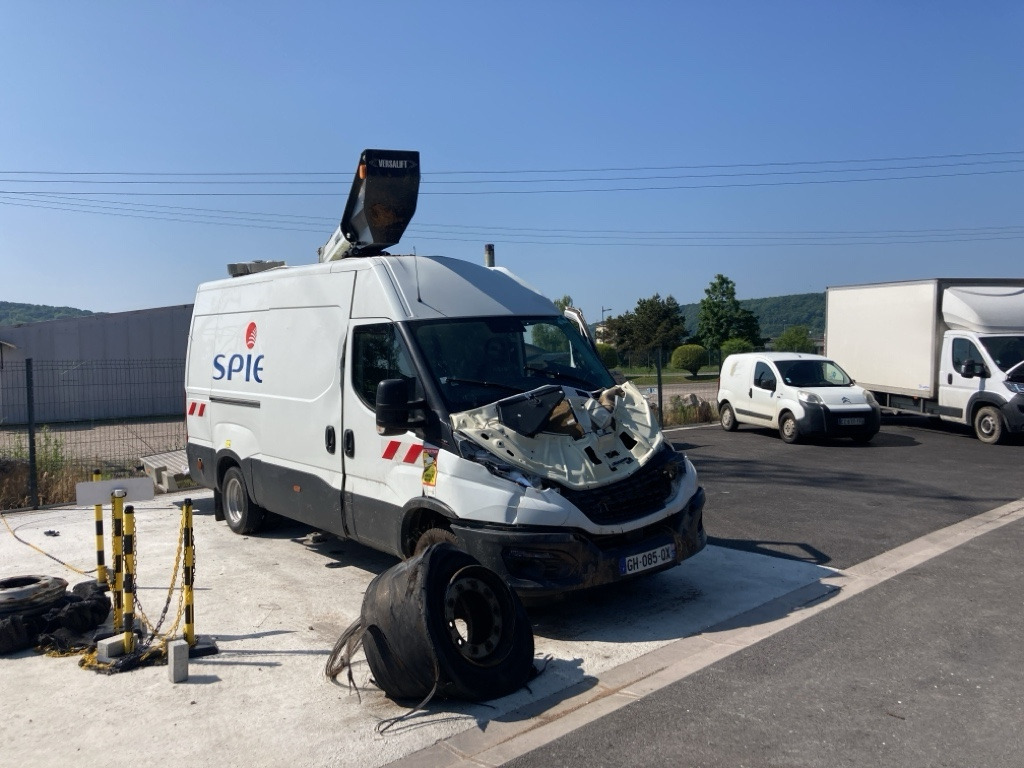 IVECO DAILY FOURGON 50C18 - Nền bục trên không gắn trên xe tải: hình 1 IVECO DAILY FOURGON 50C18 - Nền bục trên không gắn trên xe tải: hình 1