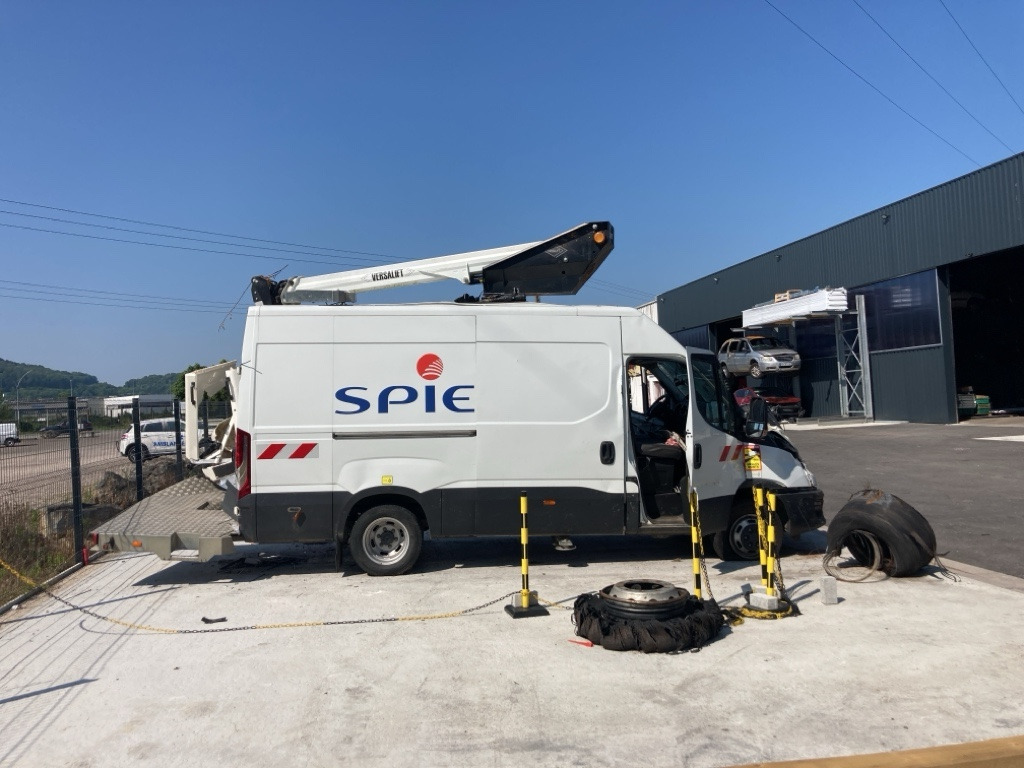 IVECO DAILY FOURGON 50C18 - Nền bục trên không gắn trên xe tải: hình 2 IVECO DAILY FOURGON 50C18 - Nền bục trên không gắn trên xe tải: hình 2