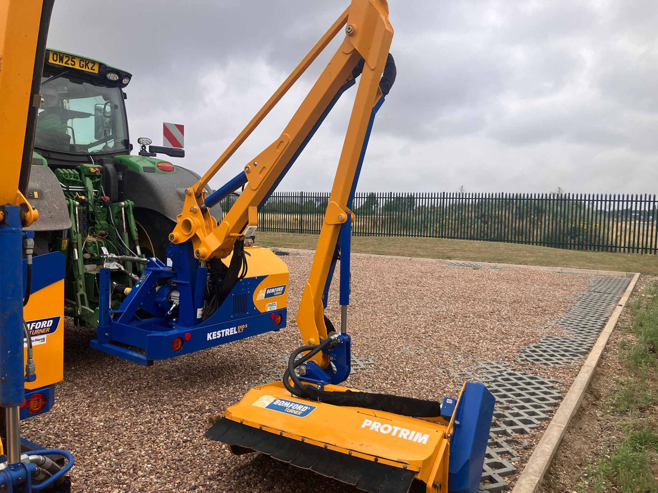 Bomford Turner Kestrel Evo S 5.7 Protrim - Dàn băm cỏ cần cẩu: hình 1 Bomford Turner Kestrel Evo S 5.7 Protrim - Dàn băm cỏ cần cẩu: hình 1