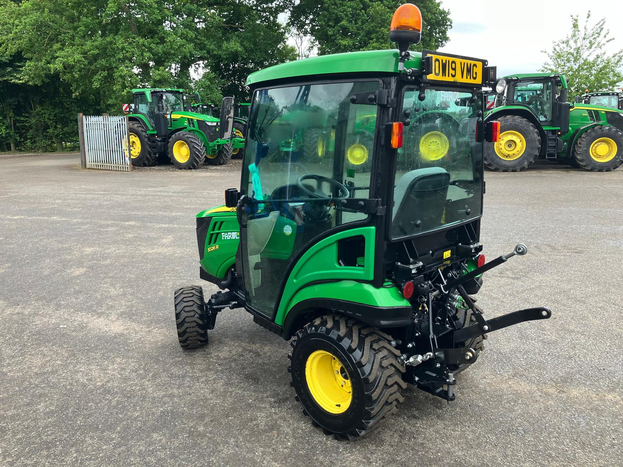 John Deere 1026R compact tractor - Máy cày mini: hình 3 John Deere 1026R compact tractor - Máy cày mini: hình 3