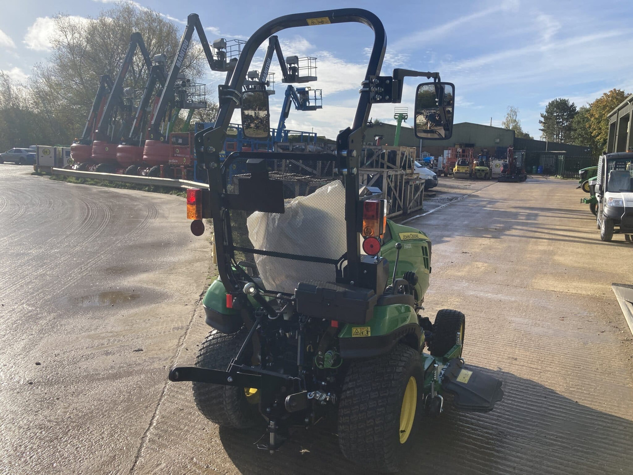 John Deere 1026R compact tractor - Máy cày mini: hình 5 John Deere 1026R compact tractor - Máy cày mini: hình 5