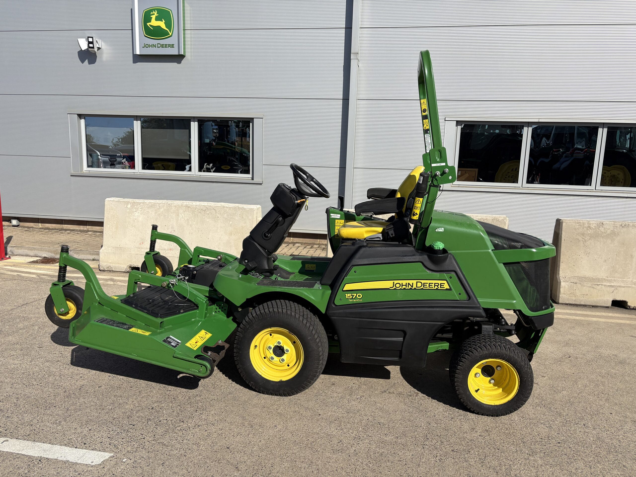 John Deere 1570 C/w 72" rear discharge deck - Máy cắt cỏ vườn: hình 1 John Deere 1570 C/w 72" rear discharge deck - Máy cắt cỏ vườn: hình 1