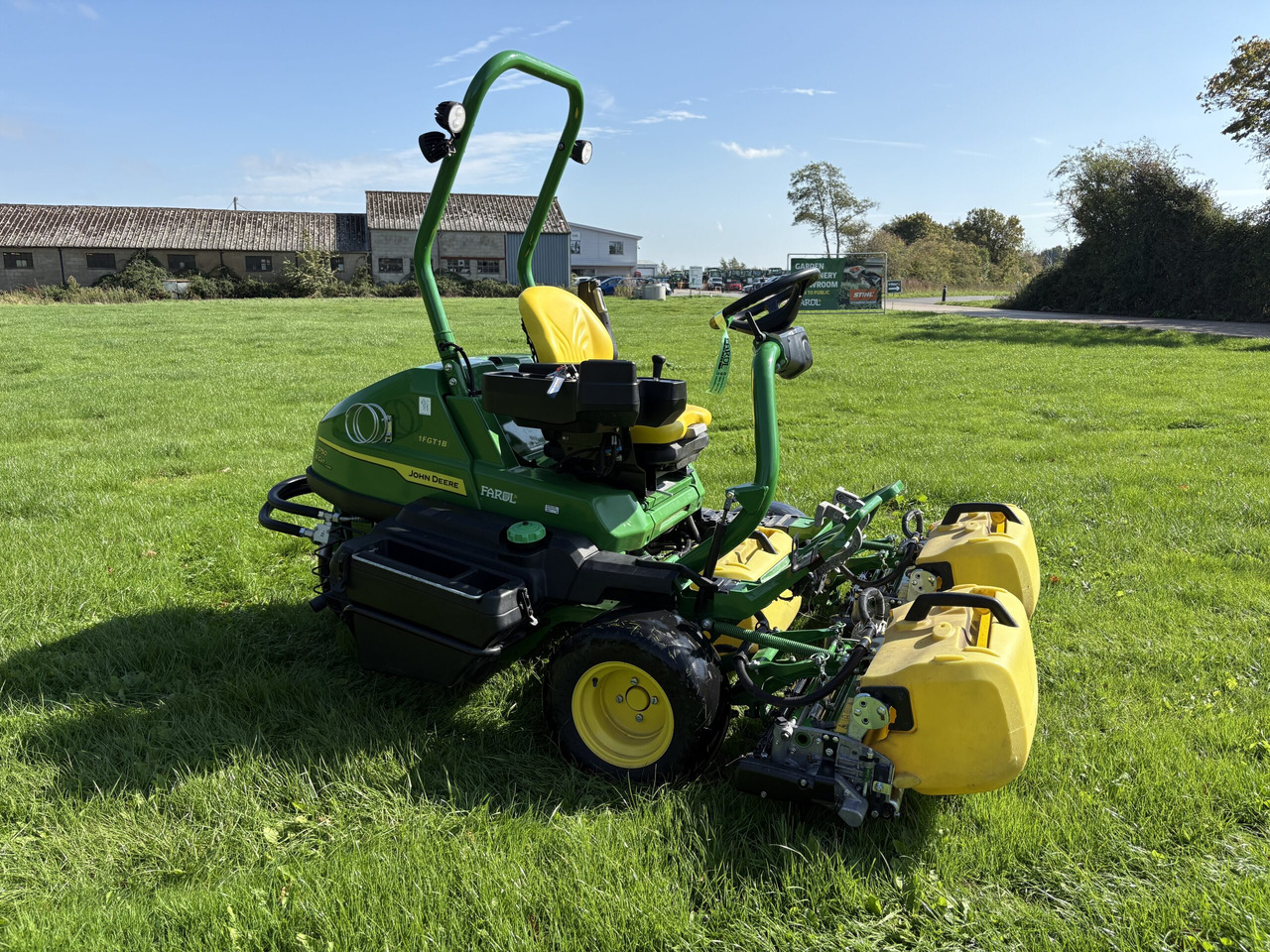 John Deere 2750E Triple Mower - Máy cắt cỏ vườn: hình 3 John Deere 2750E Triple Mower - Máy cắt cỏ vườn: hình 3