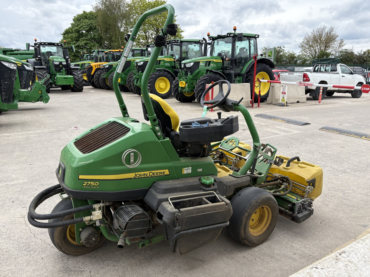 John Deere 2750E Triplex - Máy cắt cỏ vườn: hình 2 John Deere 2750E Triplex - Máy cắt cỏ vườn: hình 2