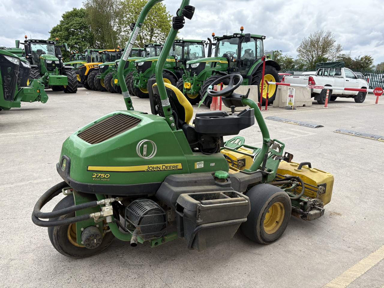John Deere 2750E Triplex - Máy cắt cỏ vườn: hình 2 John Deere 2750E Triplex - Máy cắt cỏ vườn: hình 2