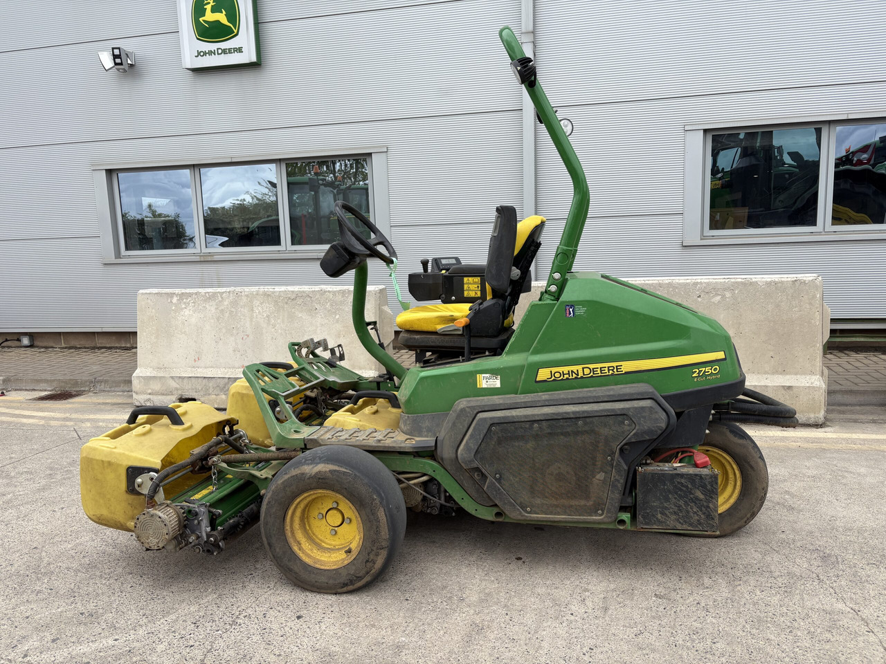 John Deere 2750E Triplex - Máy cắt cỏ vườn: hình 1 John Deere 2750E Triplex - Máy cắt cỏ vườn: hình 1