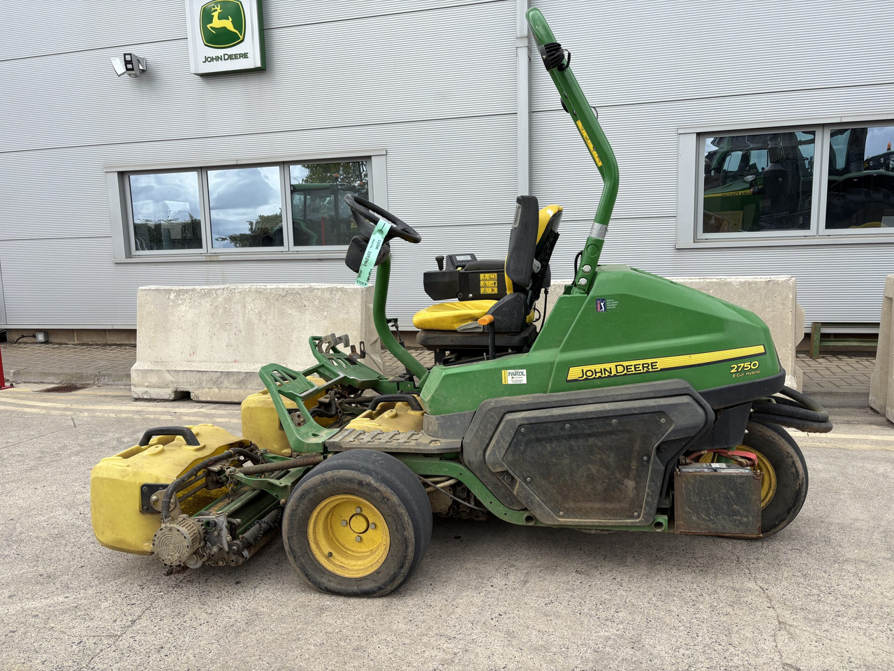 John Deere 2750E Triplex - Máy cắt cỏ vườn: hình 1 John Deere 2750E Triplex - Máy cắt cỏ vườn: hình 1