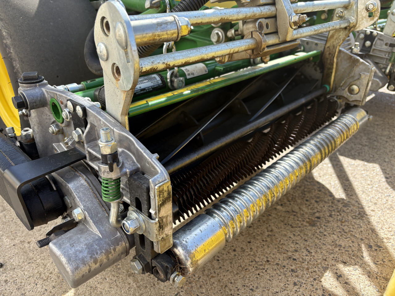 Máy cắt cỏ vườn John Deere 2750E Triplex mower: hình 6