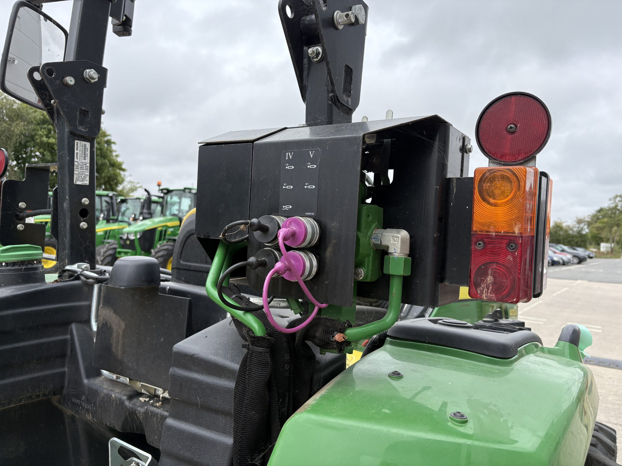 John Deere 4052M Compact Tractor - Máy cày mini: hình 5 John Deere 4052M Compact Tractor - Máy cày mini: hình 5