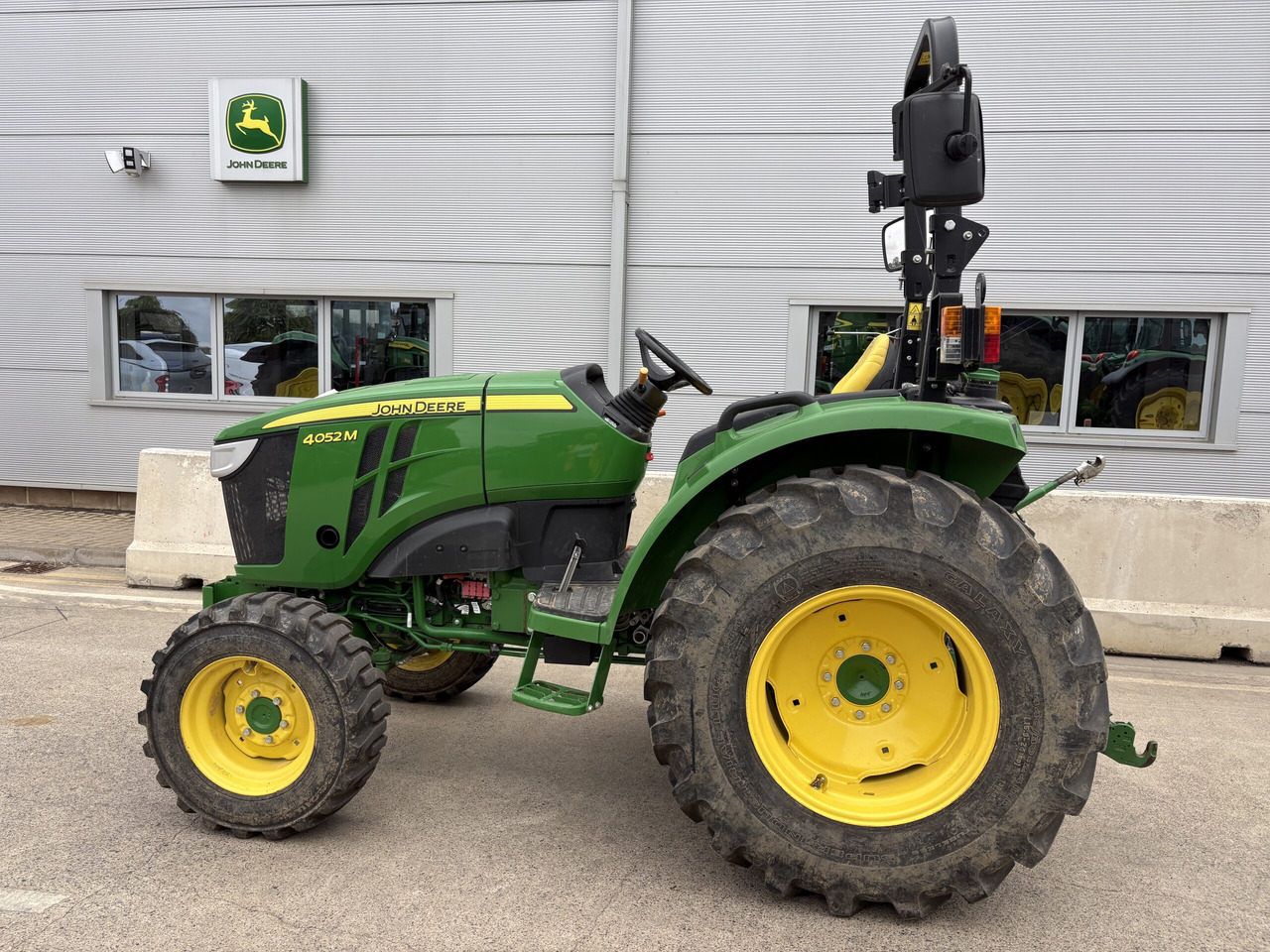 John Deere 4052M Compact Tractor - Máy cày mini: hình 1 John Deere 4052M Compact Tractor - Máy cày mini: hình 1