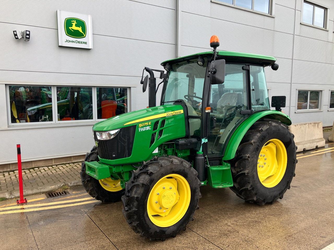 John Deere 5075E - Máy cày: hình 1 John Deere 5075E - Máy cày: hình 1