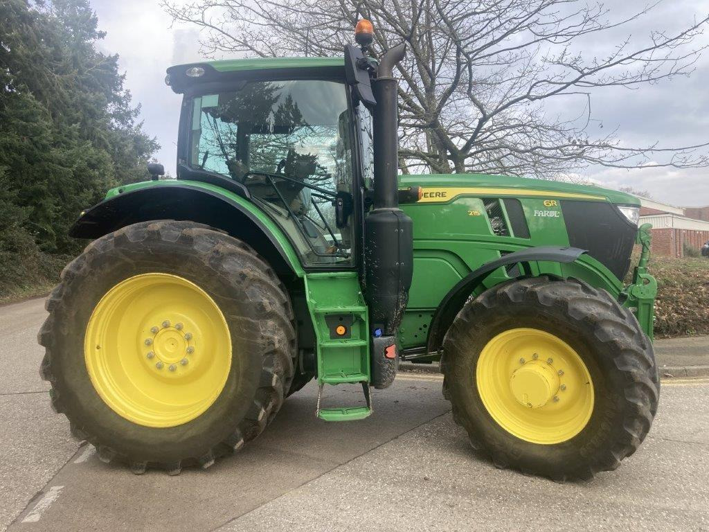 John Deere 6215R - Máy cày: hình 1 John Deere 6215R - Máy cày: hình 1