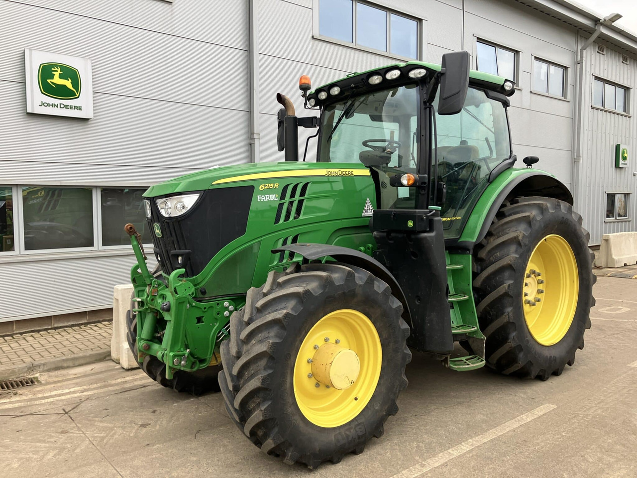 John Deere 6215R - Máy cày: hình 1 John Deere 6215R - Máy cày: hình 1