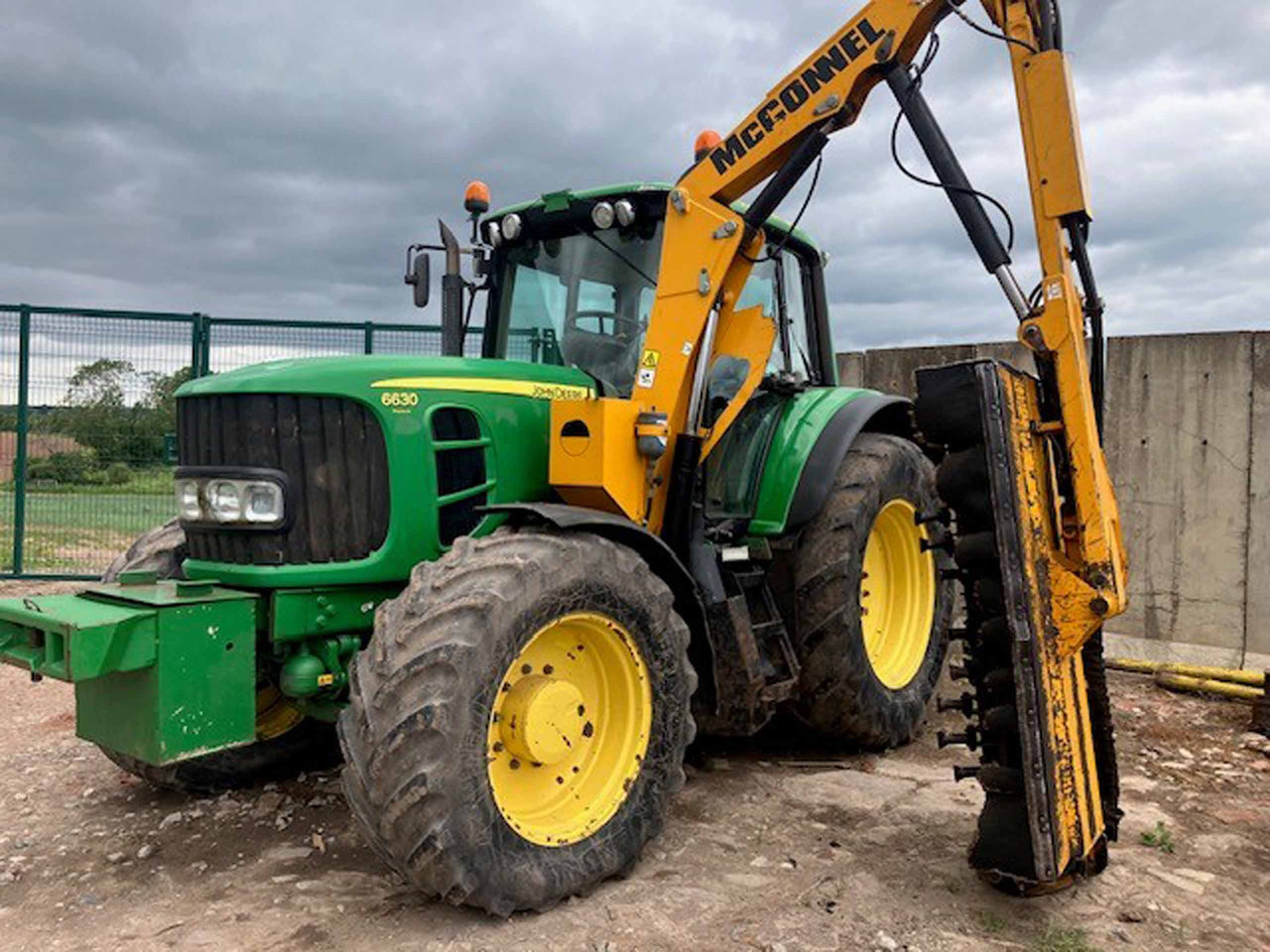John Deere 6630 Premium + McConnel Mid mount hedgecutter - Máy cày: hình 1 John Deere 6630 Premium + McConnel Mid mount hedgecutter - Máy cày: hình 1