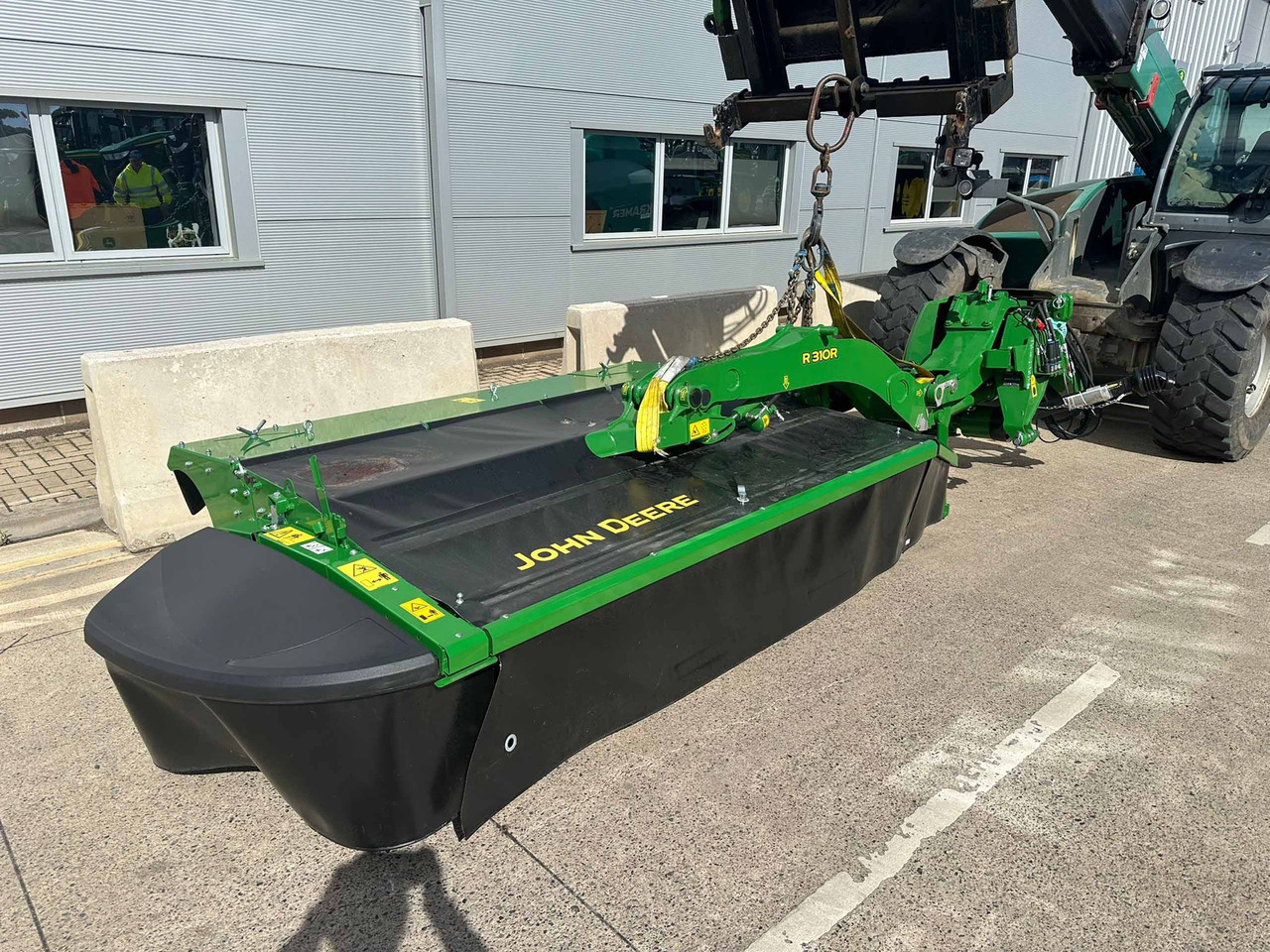 John Deere R310R Mower Conditioner - Trang thiết bị dàn trải: hình 2 John Deere R310R Mower Conditioner - Trang thiết bị dàn trải: hình 2
