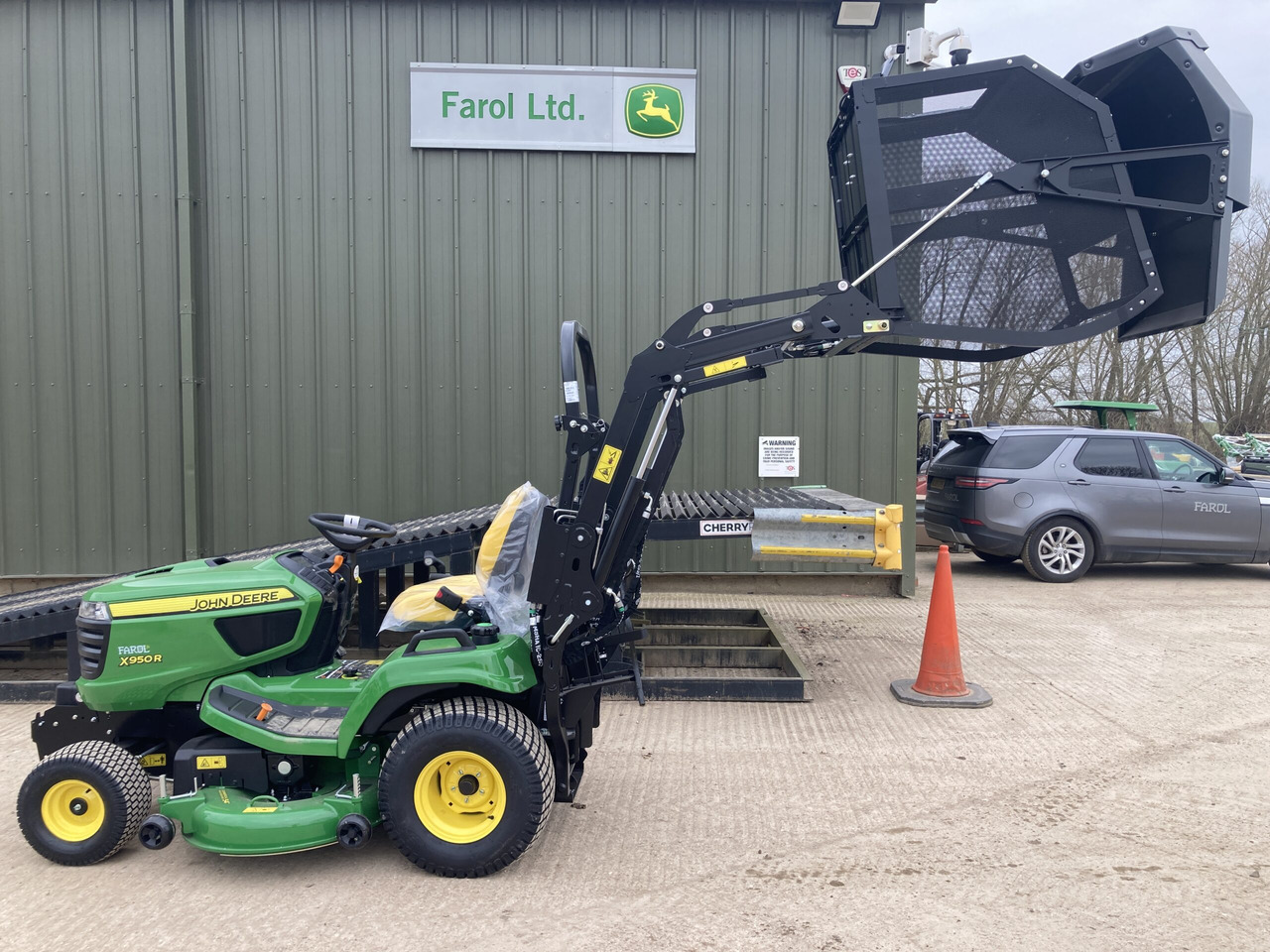 Máy cắt cỏ vườn mới John Deere X950R ride on cut and collect mower: hình 8