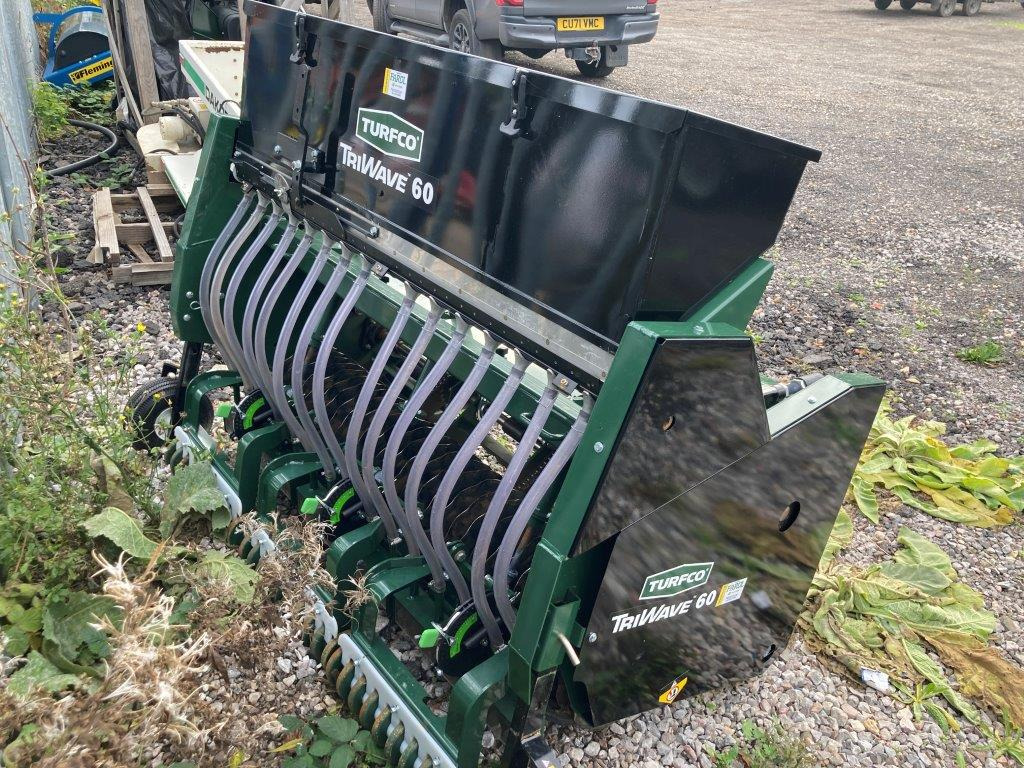 Turfco TriWave™ 60 Overseeder - Trang thiết bị gieo hạt: hình 3 Turfco TriWave™ 60 Overseeder - Trang thiết bị gieo hạt: hình 3