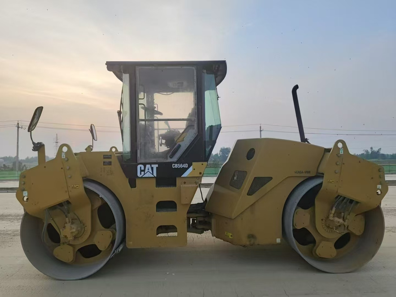 CATERPILLAR CB564D - Máy lăn đường: hình 2 CATERPILLAR CB564D - Máy lăn đường: hình 2