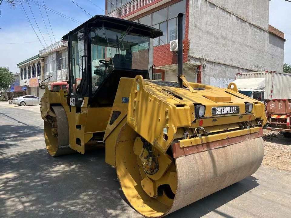 Caterpillar CB564D Double Drum Road Roller 7 Ton Weight With Core Components Engine and Bearing Essential Road Machinery - Máy lăn đường: hình 3 Caterpillar CB564D Double Drum Road Roller 7 Ton Weight With Core Components Engine and Bearing Essential Road Machinery - Máy lăn đường: hình 3