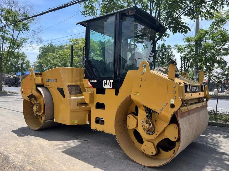 Caterpillar CB564D Double Drum Road Roller 7 Ton Weight With Core Components Engine and Bearing Essential Road Machinery - Máy lăn đường: hình 4 Caterpillar CB564D Double Drum Road Roller 7 Ton Weight With Core Components Engine and Bearing Essential Road Machinery - Máy lăn đường: hình 4