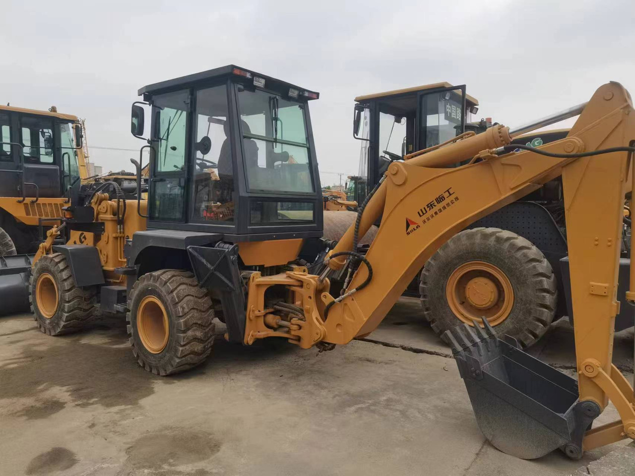 SDLG LGB680 - Máy xúc trước múc sau: hình 3 SDLG LGB680 - Máy xúc trước múc sau: hình 3