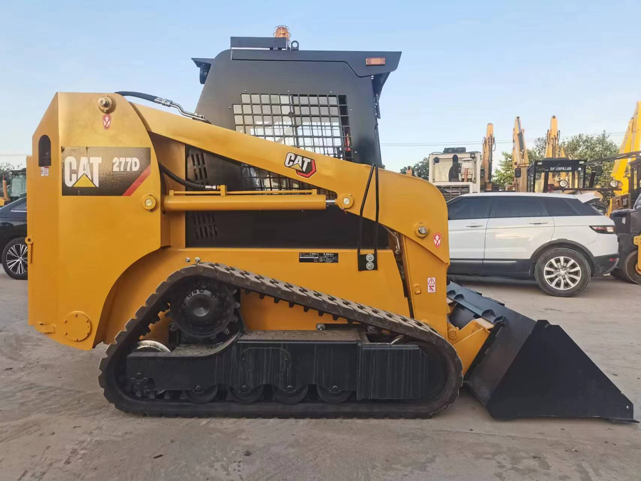 - Máy xúc lật mini bánh xích: hình 5 - Máy xúc lật mini bánh xích: hình 5