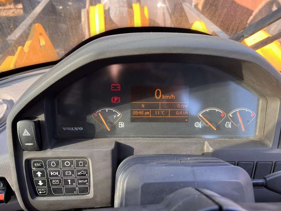 Used Volvo L120GZ 6 Ton Capacity Wheel Loader Available for Sale - Máy xúc lật bánh lốp: hình 5 Used Volvo L120GZ 6 Ton Capacity Wheel Loader Available for Sale - Máy xúc lật bánh lốp: hình 5