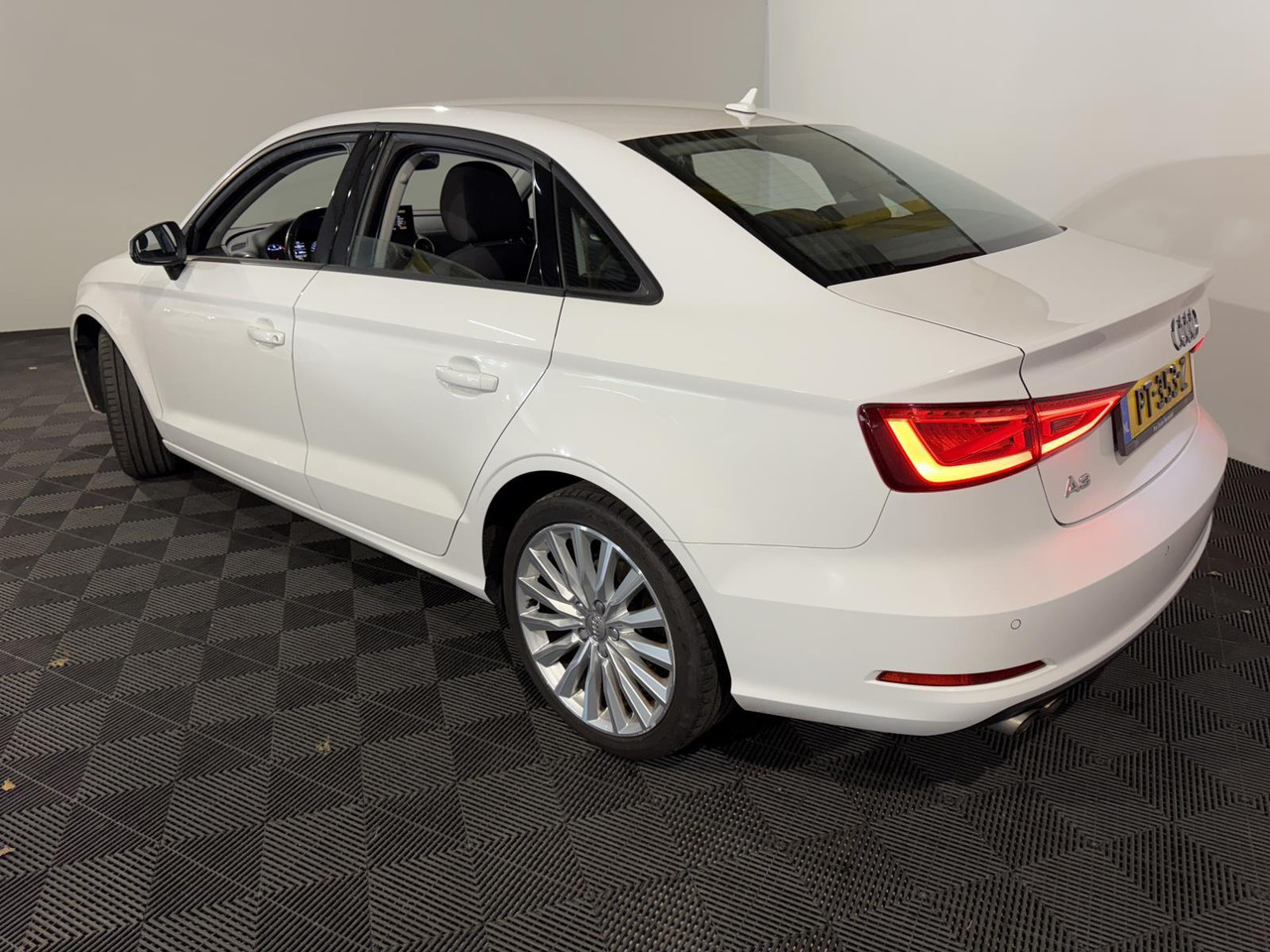 Audi | A3 Limousine | 1.4 TFSI Attraction Pro Line Plus Automaat | 2016 | 256.538 km | PT353Z | Geen oordeel - Sedan: hình 4 Audi | A3 Limousine | 1.4 TFSI Attraction Pro Line Plus Automaat | 2016 | 256.538 km | PT353Z | Geen oordeel - Sedan: hình 4