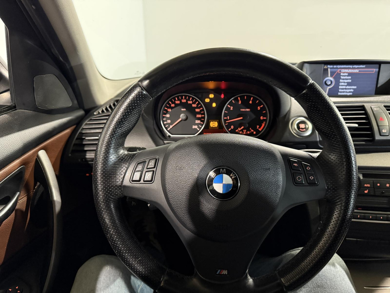 BMW | 1-serie | 116i EffDyn. Ed. Business Line Ultimate Edition | 2011 | 263.221 km | 05RHG5 | Logisch - Hatchback: hình 4 BMW | 1-serie | 116i EffDyn. Ed. Business Line Ultimate Edition | 2011 | 263.221 km | 05RHG5 | Logisch - Hatchback: hình 4