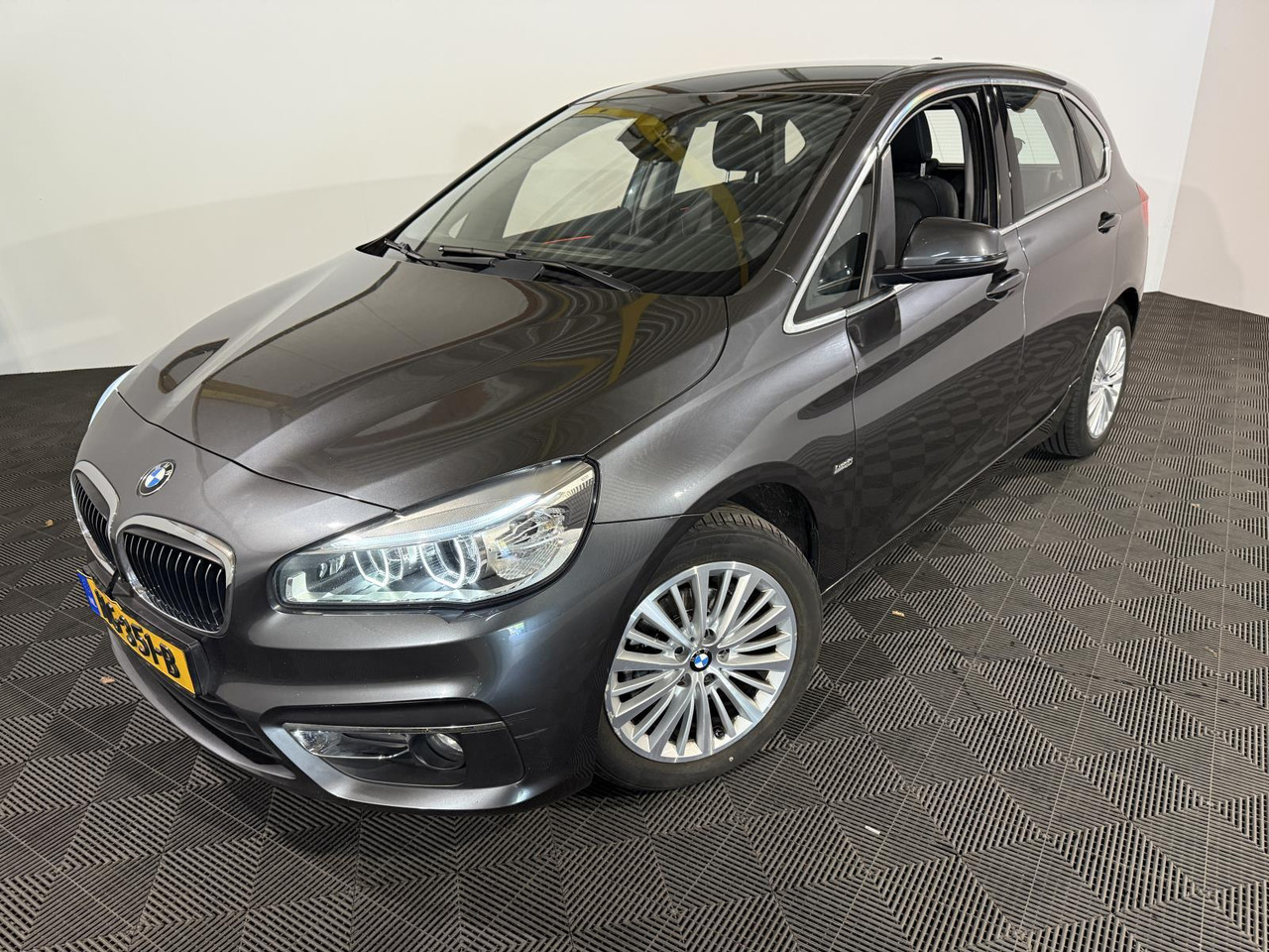 BMW | 2-serie Active Tourer | 218d Corporate Lease Luxury | 2015 | 223.959 km | HG351B | Logisch - Xe hơi: hình 1 BMW | 2-serie Active Tourer | 218d Corporate Lease Luxury | 2015 | 223.959 km | HG351B | Logisch - Xe hơi: hình 1