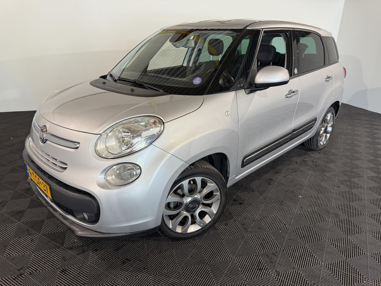 Fiat 500 L Living 0.9 TwinAir Lounge 7p. 9-TGP-37 172.608 km - Xe hơi: hình 1 Fiat 500 L Living 0.9 TwinAir Lounge 7p. 9-TGP-37 172.608 km - Xe hơi: hình 1