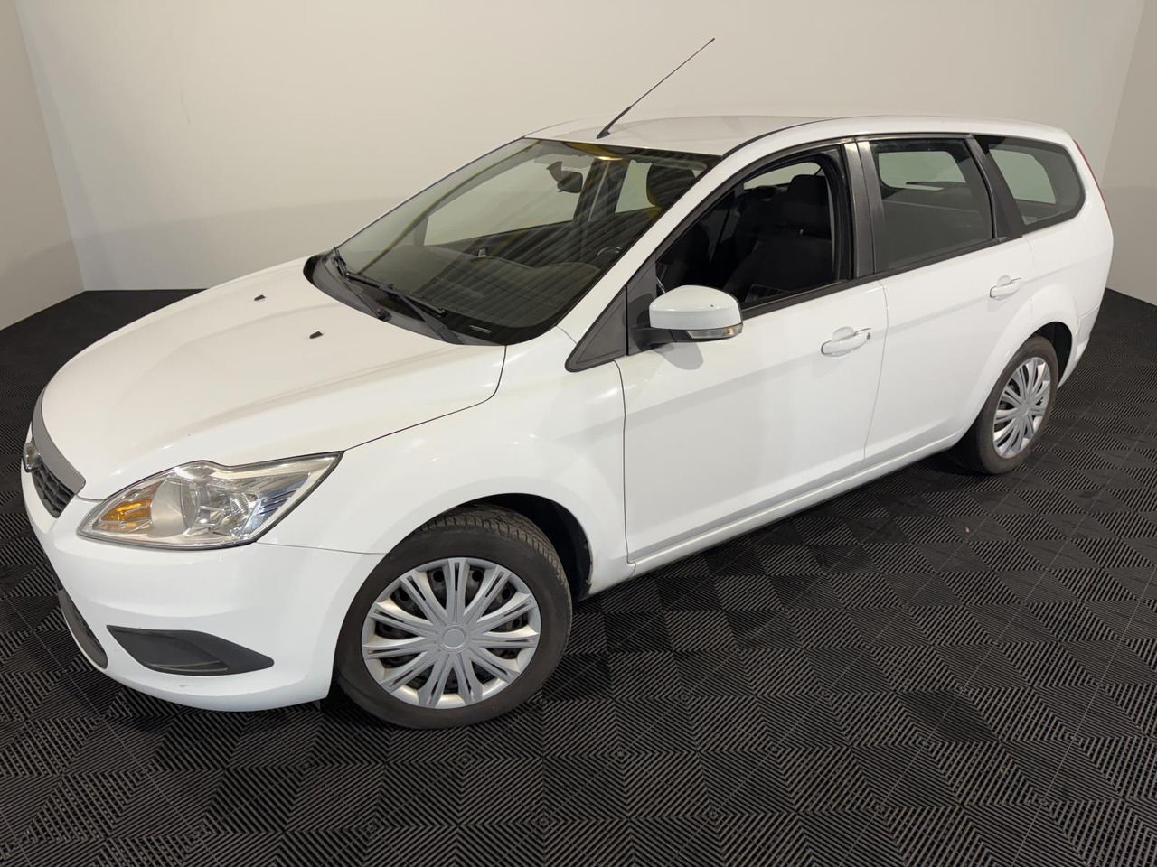 Ford Focus Wagon 1.6 Comfort 33-LKG-1 283.490 km - Xe hơi: hình 1 Ford Focus Wagon 1.6 Comfort 33-LKG-1 283.490 km - Xe hơi: hình 1