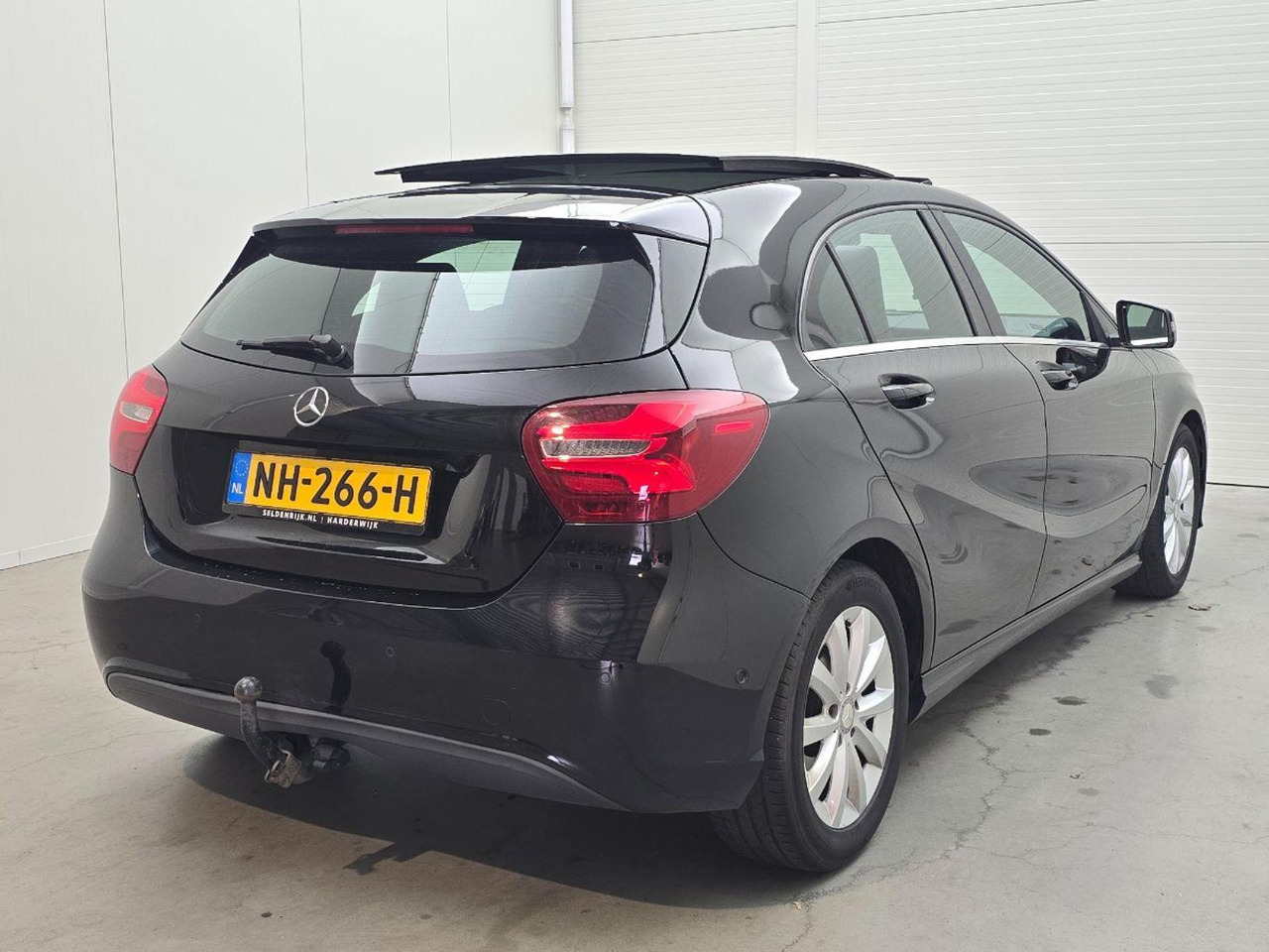 Mercedes-Benz A-klasse 180 Lease Edition Plus | 2017 | 233.018 km | Automaat | NH266H | NAP: Logisch - Hatchback: hình 4 Mercedes-Benz A-klasse 180 Lease Edition Plus | 2017 | 233.018 km | Automaat | NH266H | NAP: Logisch - Hatchback: hình 4