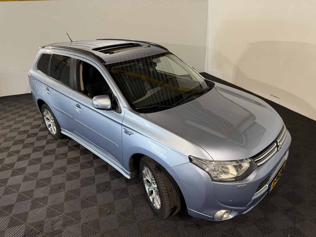 Mitsubishi Outlander 2.0 PHEV Instyle |2013 | 268.145 km | 3-TBJ-10 - SUV: hình 2 Mitsubishi Outlander 2.0 PHEV Instyle |2013 | 268.145 km | 3-TBJ-10 - SUV: hình 2
