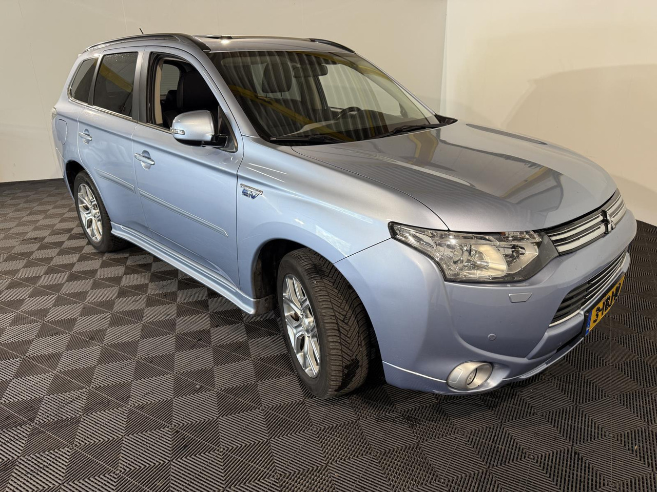 Mitsubishi Outlander 2.0 PHEV Instyle |2013 | 268.145 km | 3-TBJ-10 - SUV: hình 3 Mitsubishi Outlander 2.0 PHEV Instyle |2013 | 268.145 km | 3-TBJ-10 - SUV: hình 3