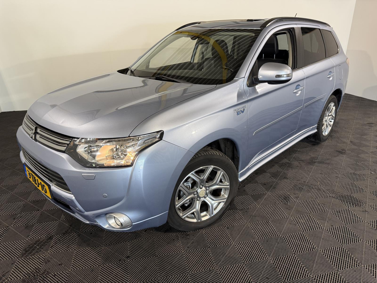 Mitsubishi Outlander 2.0 PHEV Instyle |2013 | 268.145 km | 3-TBJ-10 - SUV: hình 1 Mitsubishi Outlander 2.0 PHEV Instyle |2013 | 268.145 km | 3-TBJ-10 - SUV: hình 1