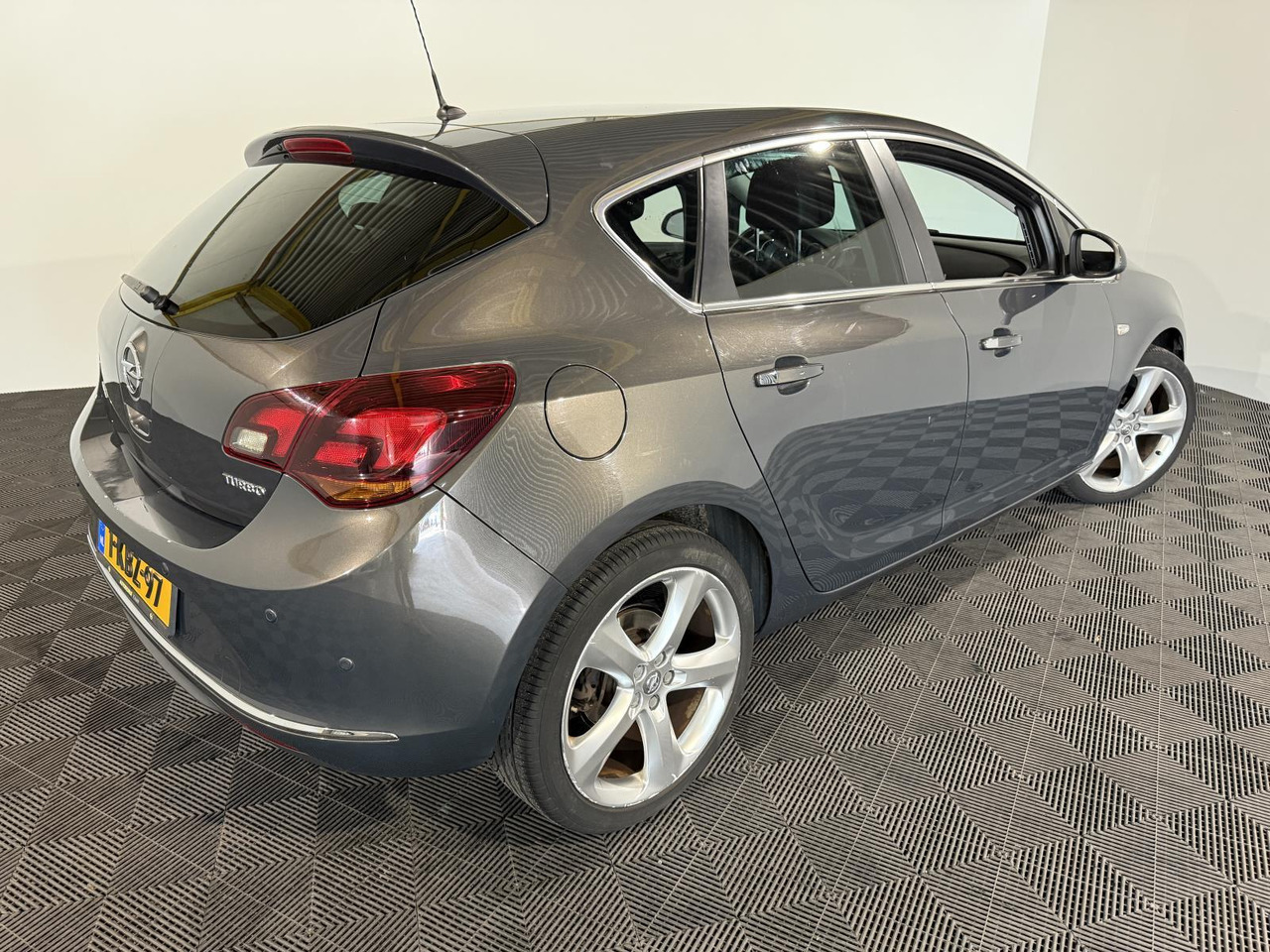 Opel Astra 1.4 Turbo Cosmo | 204.324 km | 2013 | 1-KBZ-97 - Hatchback: hình 2 Opel Astra 1.4 Turbo Cosmo | 204.324 km | 2013 | 1-KBZ-97 - Hatchback: hình 2