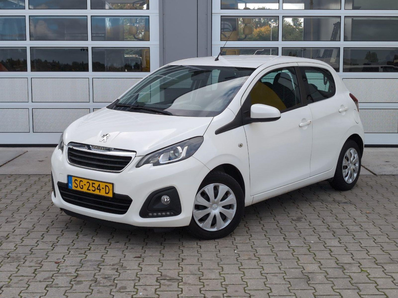 Peugeot 108 1.0 e - VTi Active | 2018 | 73.241 km | Automaat | SG254D | NAP: Logisch - Hatchback: hình 1 Peugeot 108 1.0 e - VTi Active | 2018 | 73.241 km | Automaat | SG254D | NAP: Logisch - Hatchback: hình 1