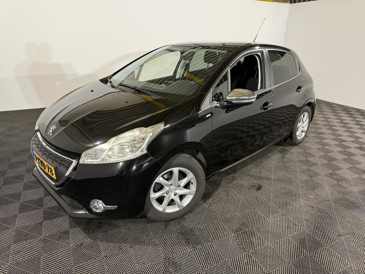 Peugeot | 208 | 1.2 VTi Style | 2014 | 191.063 km | 9XVB78 | Logisch - Hatchback: hình 1 Peugeot | 208 | 1.2 VTi Style | 2014 | 191.063 km | 9XVB78 | Logisch - Hatchback: hình 1