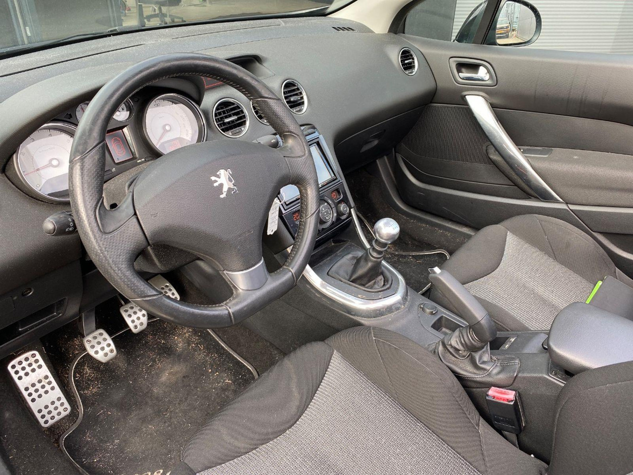 Peugeot 308 CC 1.6 THP Sport Pack | 2011 | 156.692 km | 98TXB8 | NAP: Geen oordeel - Xe hơi: hình 5 Peugeot 308 CC 1.6 THP Sport Pack | 2011 | 156.692 km | 98TXB8 | NAP: Geen oordeel - Xe hơi: hình 5