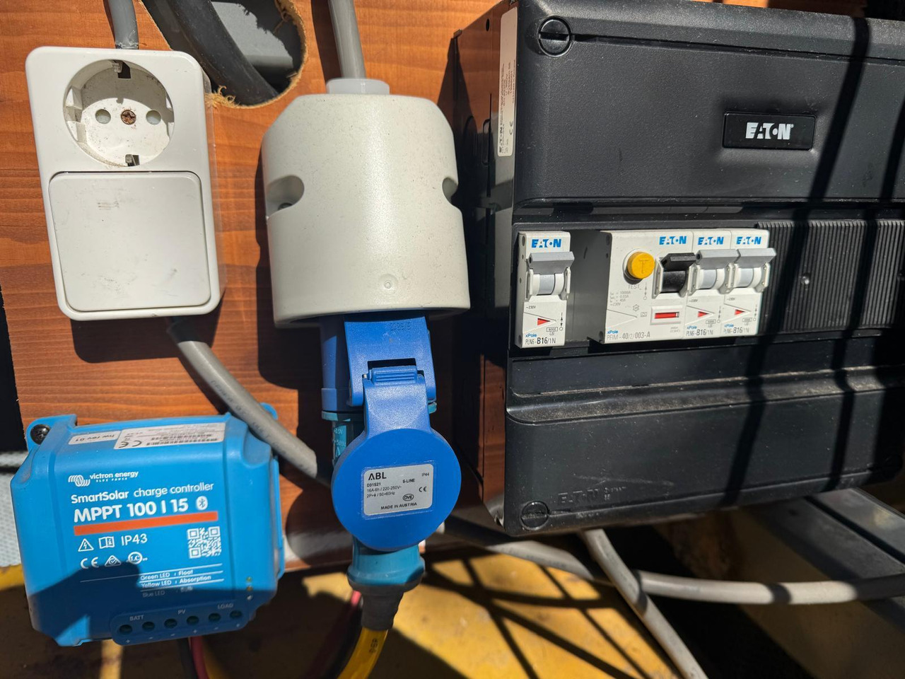 SDMO Zelfvoorzienende Silent Pack Diesel Generator ±35 kVA met Zonnepanelen - Bộ phát điện: hình 5 SDMO Zelfvoorzienende Silent Pack Diesel Generator ±35 kVA met Zonnepanelen - Bộ phát điện: hình 5