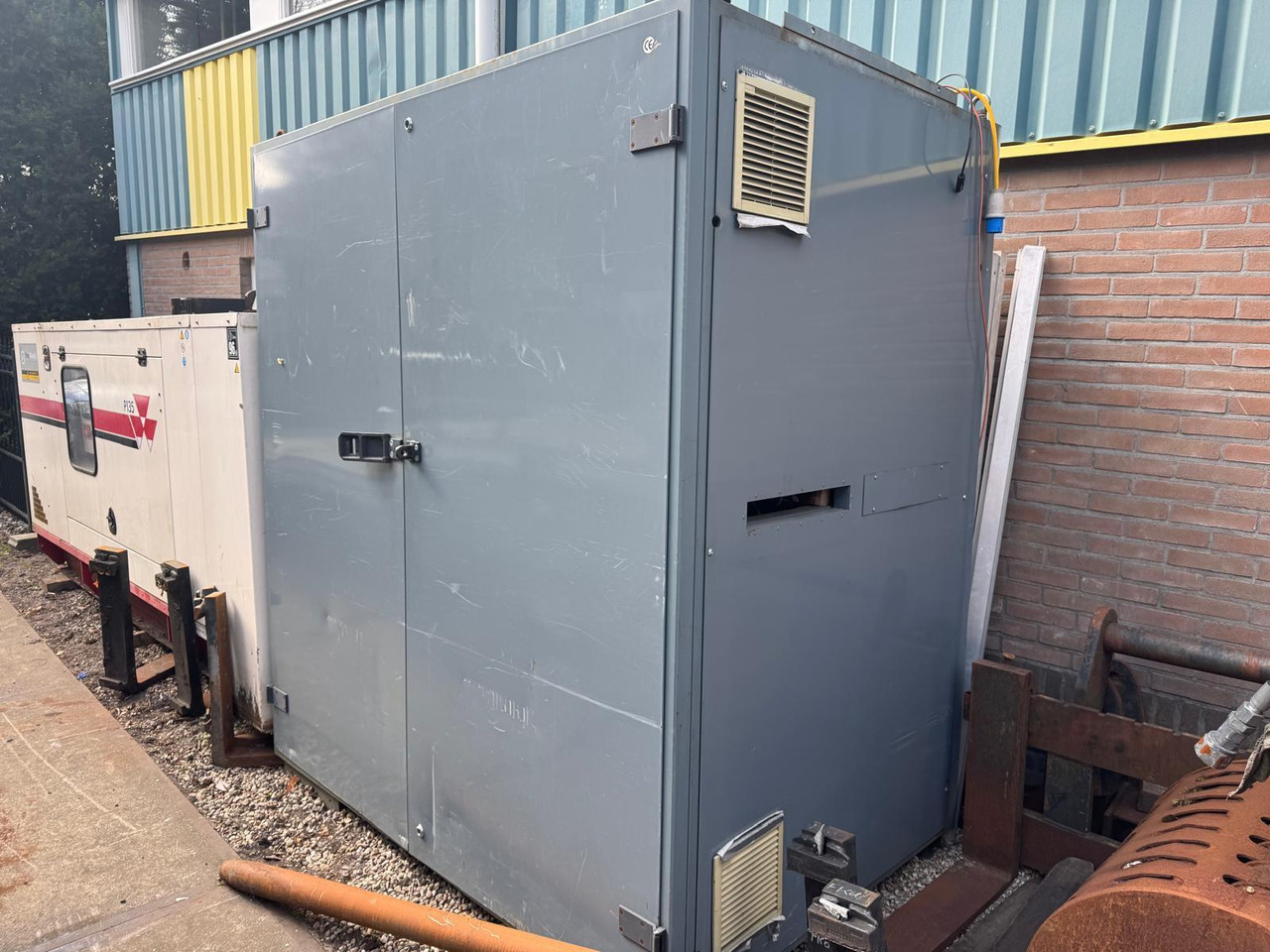 SDMO Zelfvoorzienende Silent Pack Diesel Generator ±35 kVA met Zonnepanelen - Bộ phát điện: hình 1 SDMO Zelfvoorzienende Silent Pack Diesel Generator ±35 kVA met Zonnepanelen - Bộ phát điện: hình 1
