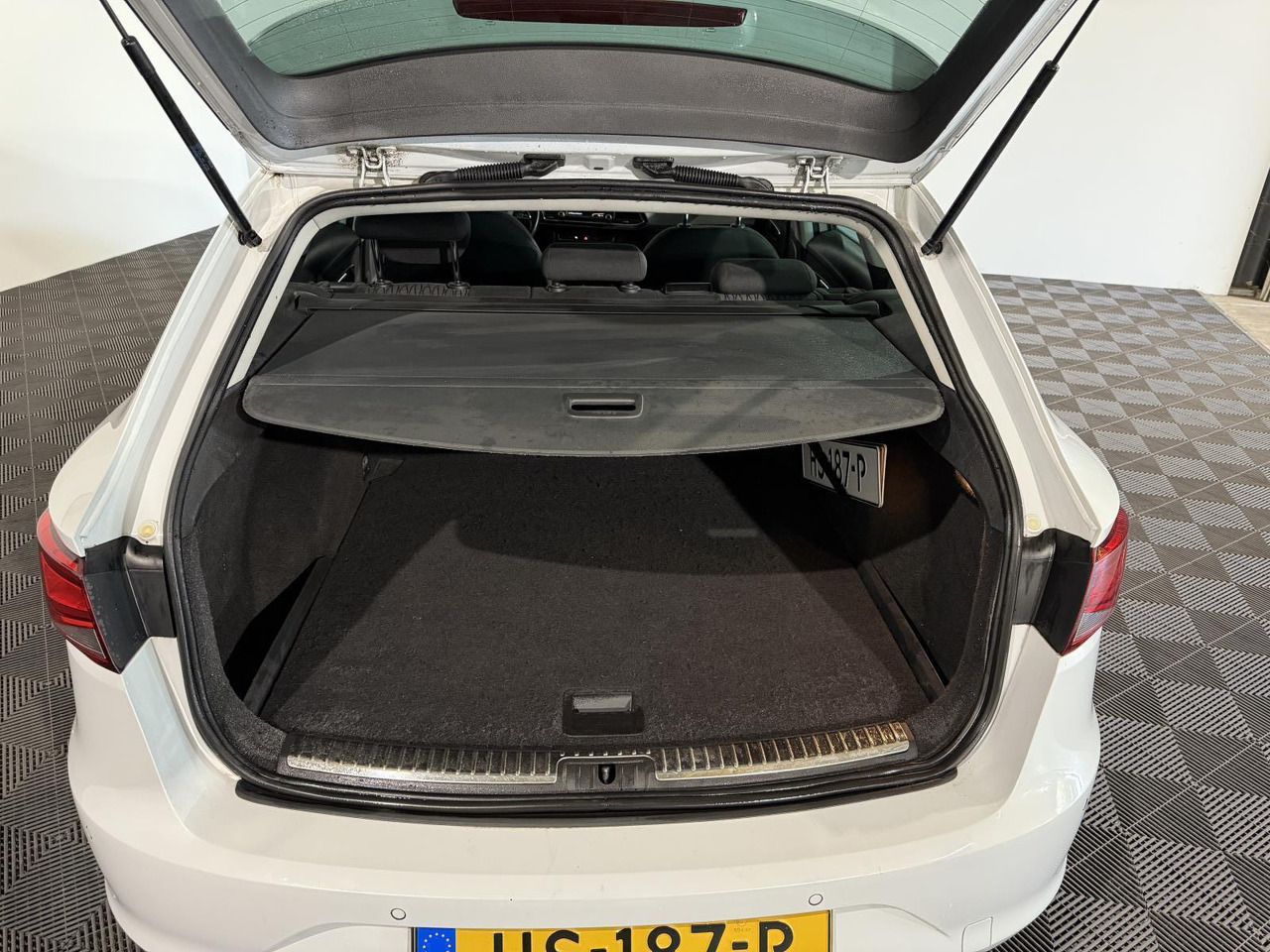 SEAT | Leon ST | 1.6 TDI Style Connect Ecomotive | 2015 | 284.524 km | HS187P | Logisch - Xe hơi: hình 3 SEAT | Leon ST | 1.6 TDI Style Connect Ecomotive | 2015 | 284.524 km | HS187P | Logisch - Xe hơi: hình 3