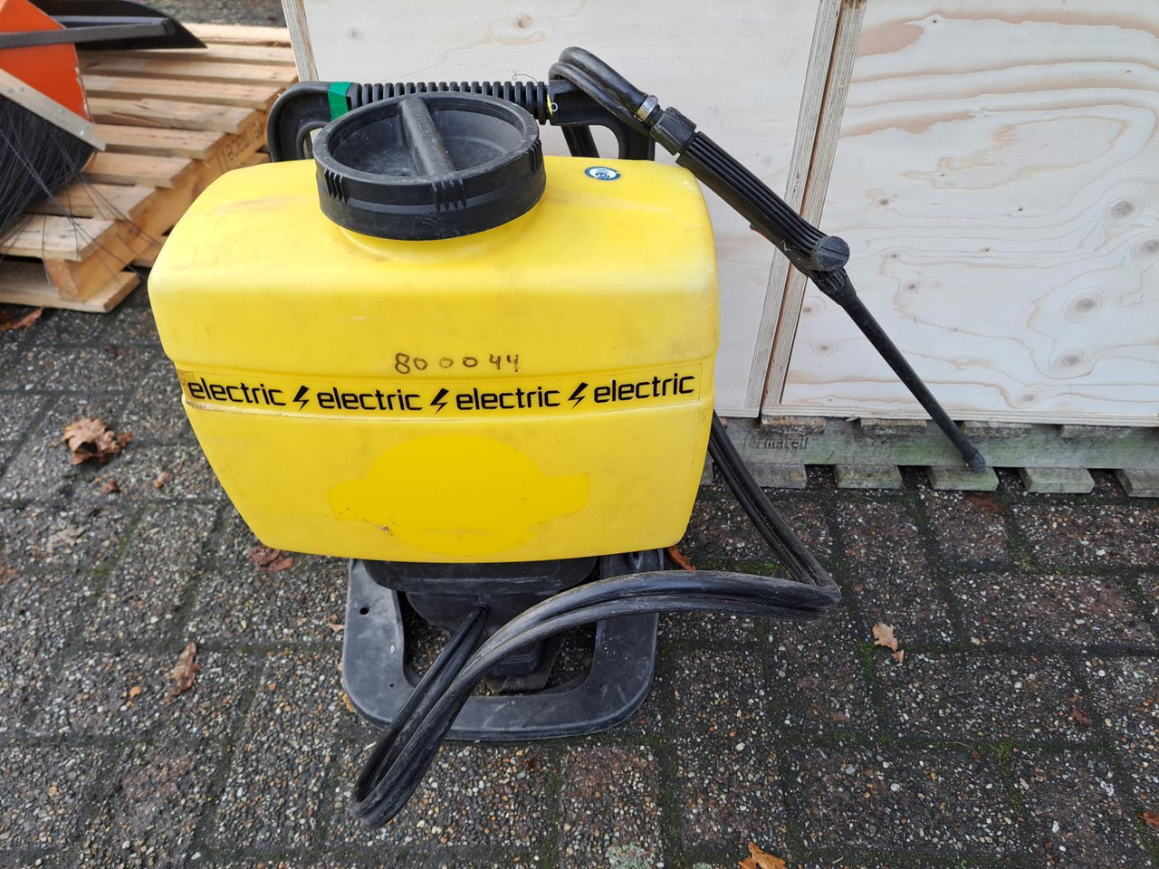 Set Spuitapparatuur: 5x Rugspuit, 2x Duwspuit, 2 Vul-/Spoelmachines, 1x Mantis UVL Spuit Installatie - Máy vệ sinh: hình 5 Set Spuitapparatuur: 5x Rugspuit, 2x Duwspuit, 2 Vul-/Spoelmachines, 1x Mantis UVL Spuit Installatie - Máy vệ sinh: hình 5