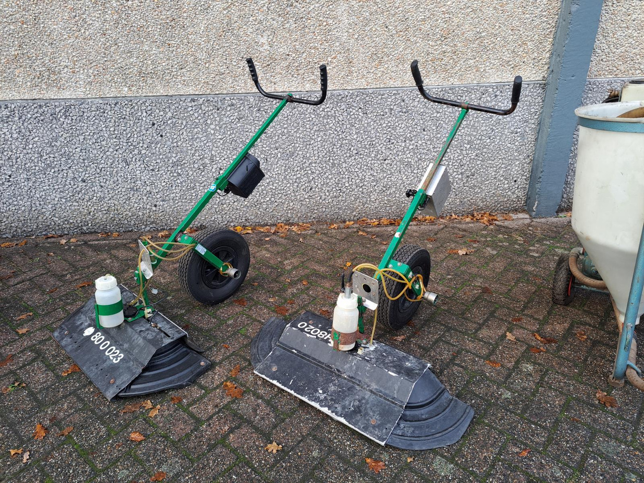 Set Spuitapparatuur: 5x Rugspuit, 2x Duwspuit, 2 Vul-/Spoelmachines, 1x Mantis UVL Spuit Installatie - Máy vệ sinh: hình 3 Set Spuitapparatuur: 5x Rugspuit, 2x Duwspuit, 2 Vul-/Spoelmachines, 1x Mantis UVL Spuit Installatie - Máy vệ sinh: hình 3