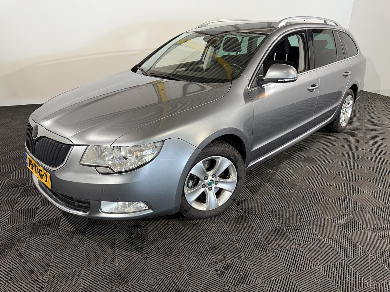 Skoda Superb Combi 1.4 TSI Gr Amb Bus | 2012 | 235.719 km | 73-TFG-7 - Xe hơi: hình 1 Skoda Superb Combi 1.4 TSI Gr Amb Bus | 2012 | 235.719 km | 73-TFG-7 - Xe hơi: hình 1