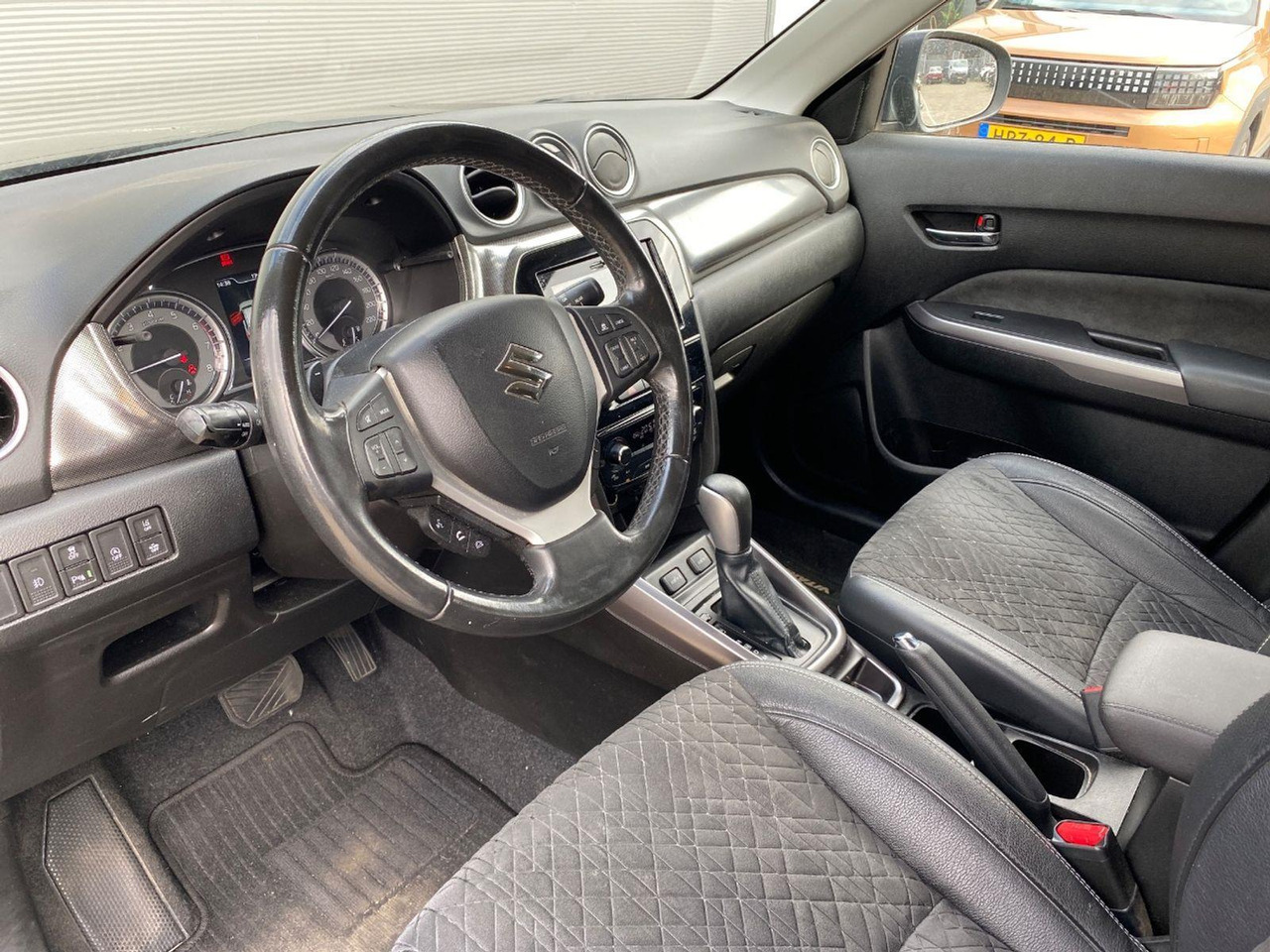 Suzuki Vitara 1.4 Boosterjet Style Smart Hybrid | 2021 | 63.245 km | Automaat | K460TV | NAP: Logisch - SUV: hình 5 Suzuki Vitara 1.4 Boosterjet Style Smart Hybrid | 2021 | 63.245 km | Automaat | K460TV | NAP: Logisch - SUV: hình 5