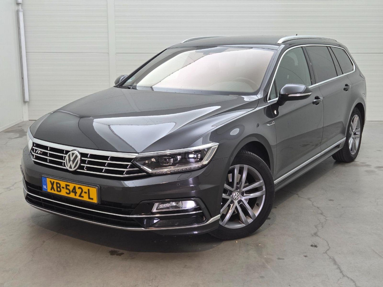 Volkswagen Passat Variant 1.6 TDI Highline Business R | 2018 | 179.613 km | Automaat | XB542L | NAP: Logisch - Xe hơi: hình 1 Volkswagen Passat Variant 1.6 TDI Highline Business R | 2018 | 179.613 km | Automaat | XB542L | NAP: Logisch - Xe hơi: hình 1
